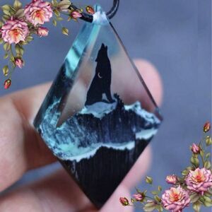 Resin Mountain Wolf Pendant for Man,‎ Outdoor Fashion Jewelry